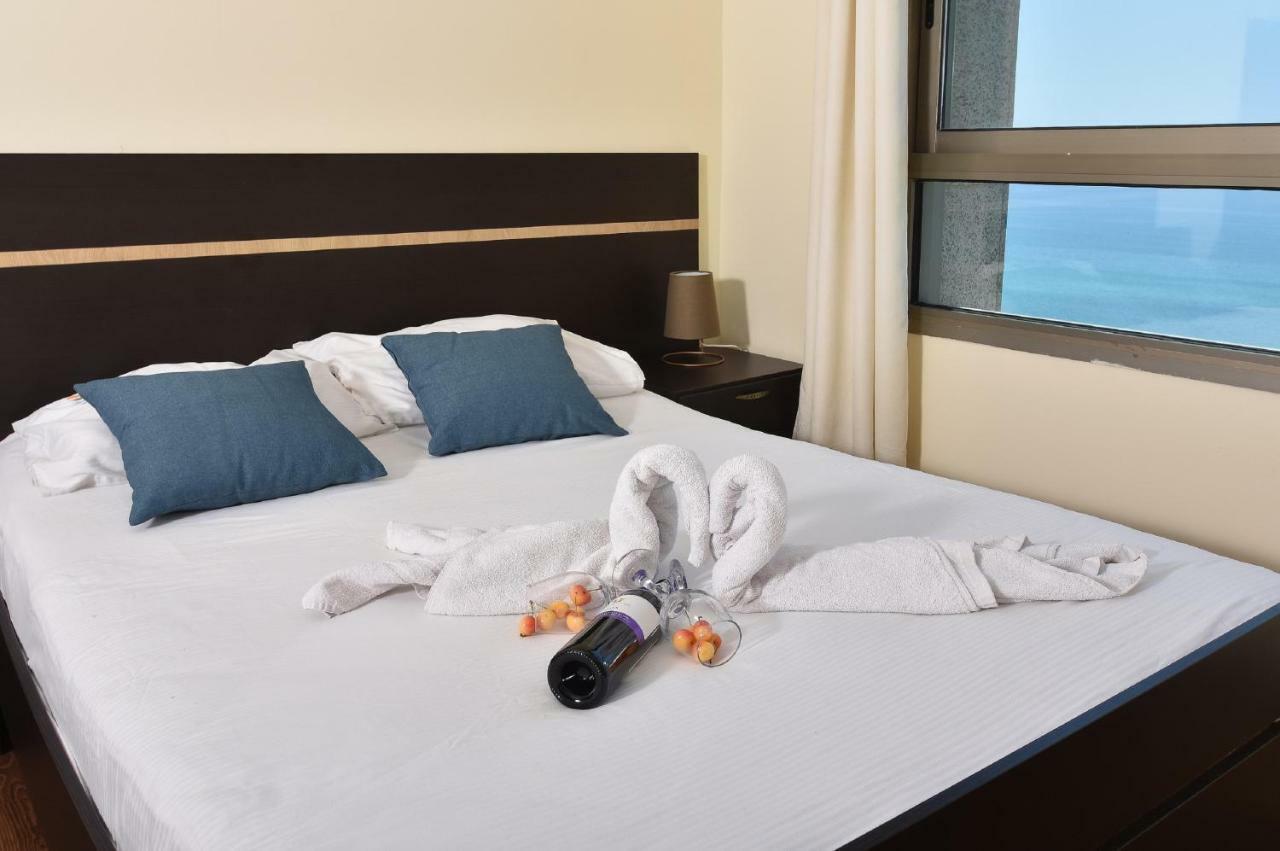 Laguna Beach Apartments Хайфа Екстериор снимка